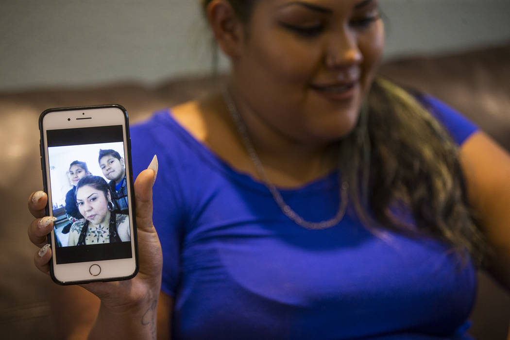Korinna Gallegos muestra una foto de ella y su hermano, Isaiah, con su madre, Adriann Gallegos, quien falleció en mayo pasado por complicaciones derivadas de un tiroteo en 2002, en Las Vegas el j ...
