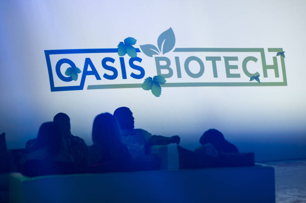 Siluetas de los asistentes durante un gran evento de apertura en Oasis Biotech, una compañía agrícola de interior, en Las Vegas el miércoles 18 de julio de 2018. Chase Stevens Las Vegas Review ...