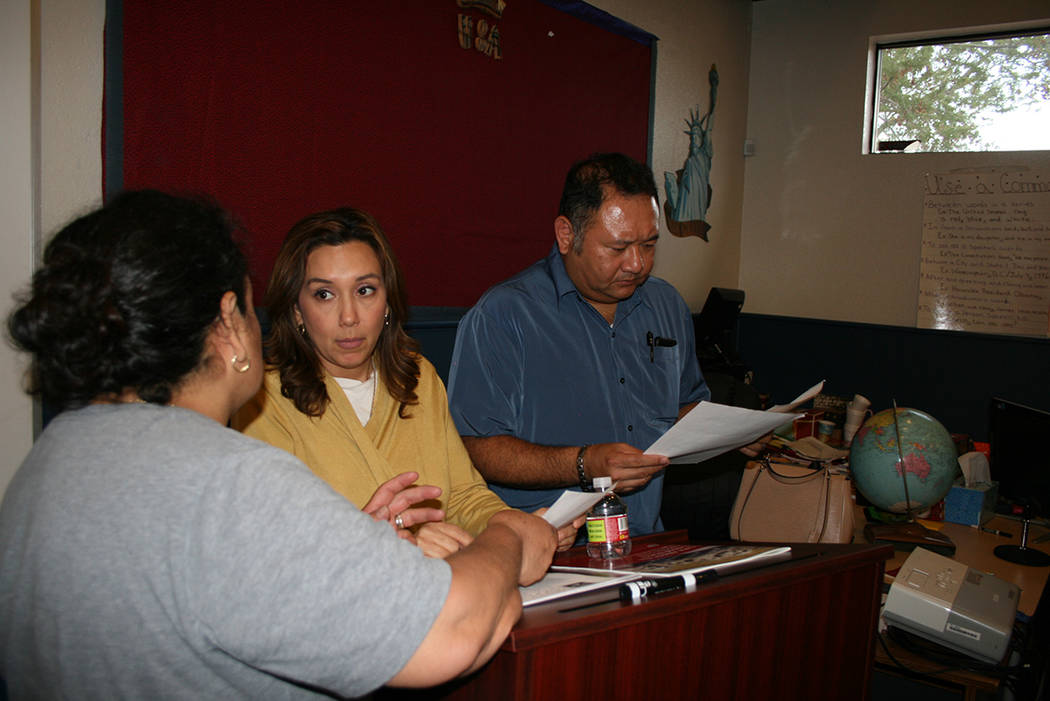Los abogados Kathia Pereira (centro) y Rolando Velázquez escuchan el caso de una mujer, durante un taller informativo sobre cambios en trámites de inmigración. El 19 de julio de 2018, en La Ali ...