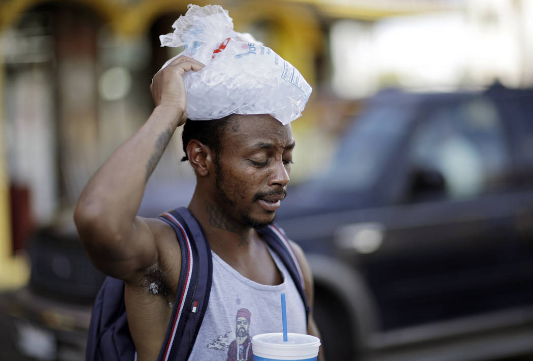 Ricki McElwee camina con una bolsa de hielo en la cabeza para refrescarse el miércoles 25 de julio de 2018 en Las Vegas. El Servicio Meteorológico Nacional emitió una advertencia de calor exces ...