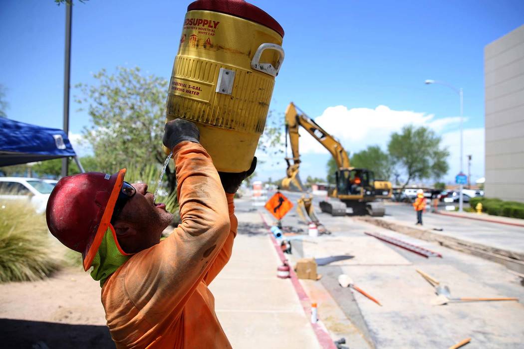 Todd Hassey toma un descanso de agua mientras coloca tuberías debajo de Basic Road en Lynn Street cerca de Henderson City Hall el martes 24 de julio de 2018. (K.M. Cannon / Las Vegas Review-Journ ...