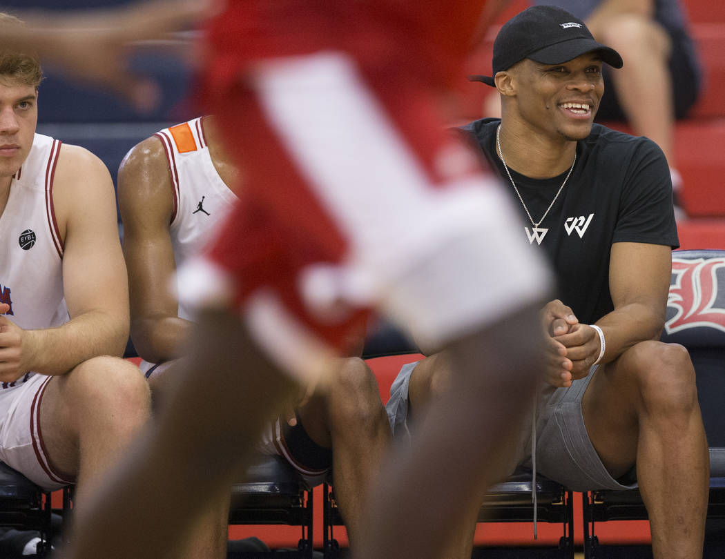 El defensa de Oklahoma City Thunder, Russell Westbrook, anima al equipo Why Not durante el Summer Showcase de Made Hoops el miércoles 25 de julio de 2018 en Liberty High School, en Las Vegas. Ben ...