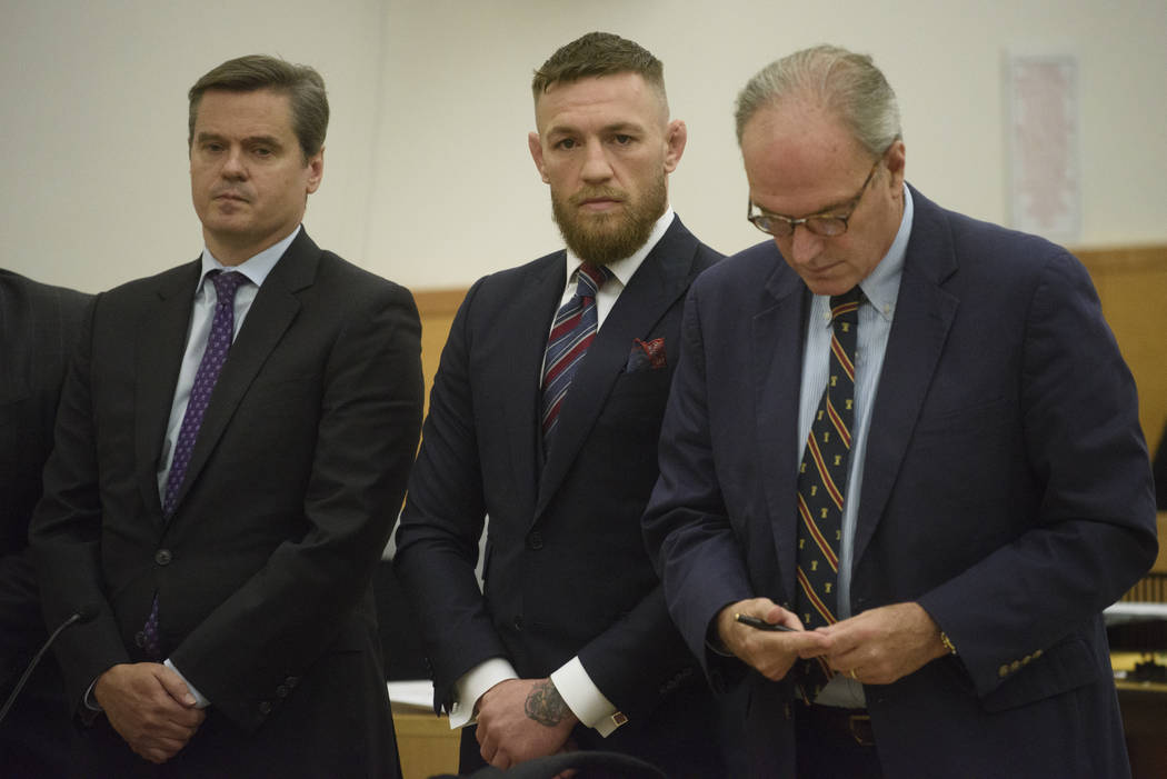 El luchador de artes marciales mixtas: Conor McGregor, deja el tribunal después de una audiencia, el jueves 26 de julio de 2018, en Nueva York. McGregor se declaró culpable el jueves de conducta ...