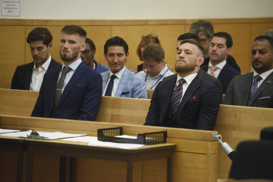Los luchadores de artes marciales mixtas: Conor McGregor, segundo desde la derecha, y el co-demandado: Cian Cowley, a la izquierda, comparecen ante el tribunal el jueves 26 de julio de 2018 en Nue ...