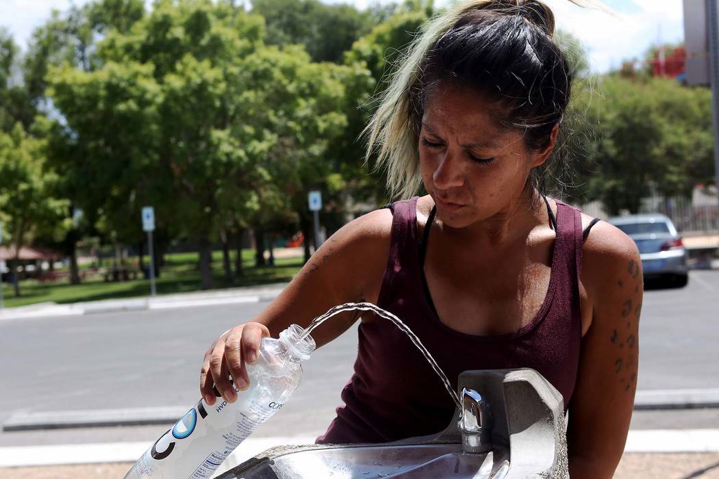 Lana Gomez llena una botella de agua en Sunrise Park en Las Vegas, el martes 24 de julio de 2018. Se ha extendido una advertencia de calor excesivo hasta el sábado. (Rachel Aston / Las Vegas Revi ...