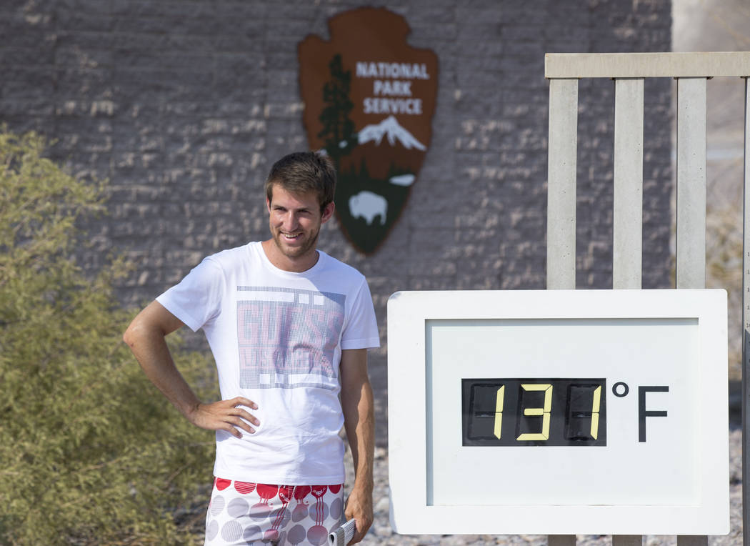 Luuk Broekhaus de los Países Bajos posa en el termómetro del Furnace Creek Visitor Center en el Parque Nacional Death Valley, California, el jueves 26 de julio de 2018. Richard Brian Las Vegas R ...