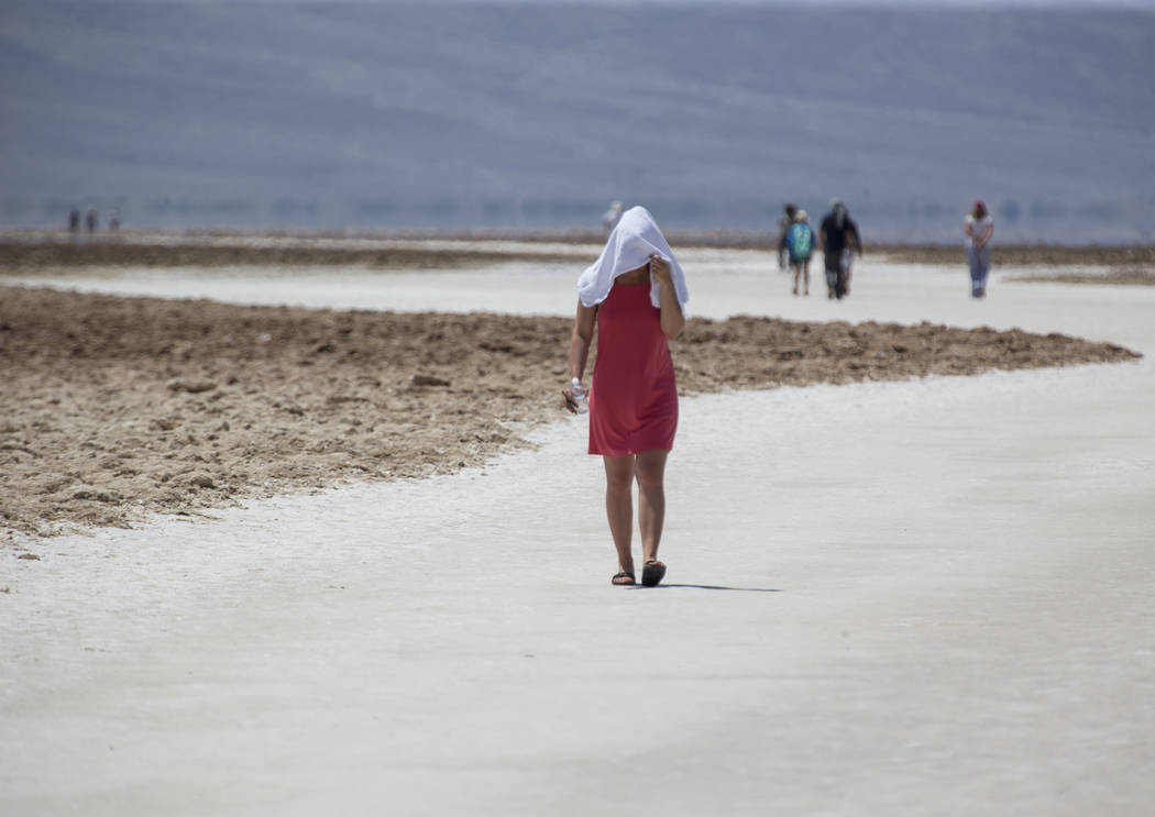 Diana Senci de los Países Bajos visita Badwater Basin, a 282 pies bajo el nivel del mar, en el Parque Nacional Death Valley, California, el jueves 26 de julio de 2018. Richard Brian Las Vegas Rev ...