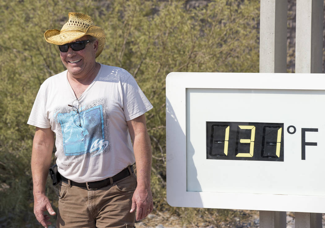Rich Salvatore de Las Vegas posa en el termómetro Furnace Creek Visitor Center en el Parque Nacional Death Valley, California, el jueves 26 de julio de 2018. La temperatura oficial en el parque a ...