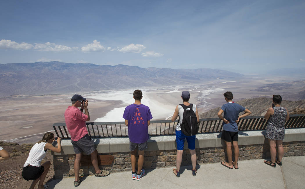 Los visitantes contemplan el paisaje en Dante's View, un mirador popular en el Parque Nacional Death Valley, California, el jueves 26 de julio de 2018. Richard Brian Las Vegas Review-Journal @vega ...