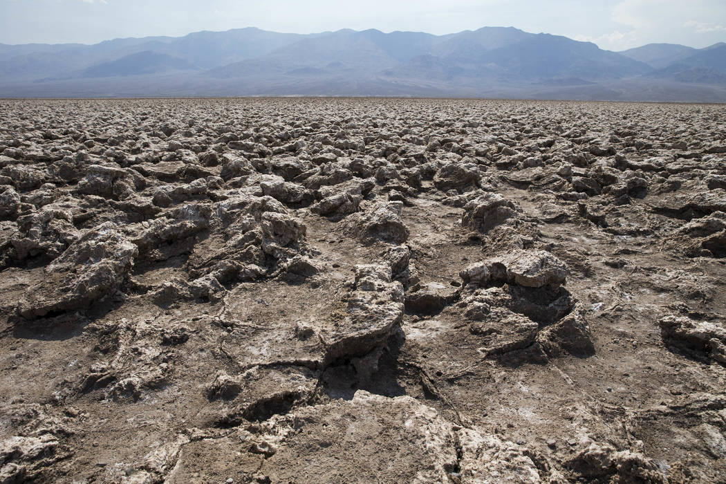 Una vista de las agujas de sal cristalinas como se ve desde el campo de golf Devil's en el Parque Nacional Death Valley, California, el jueves 26 de julio de 2018. Richard Brian Las Vegas Review-J ...