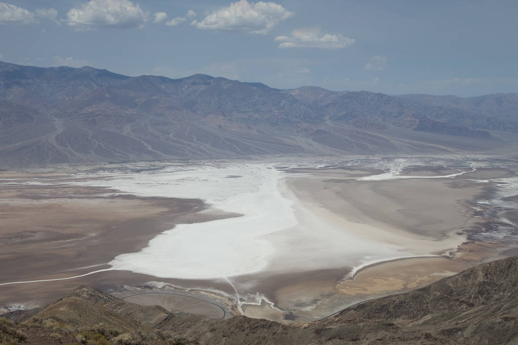 Badwater Basin, 282 pies bajo el nivel del mar, se ve desde el mirador Dante's View en el Parque Nacional Death Valley, California, el jueves 26 de julio de 2018. Richard Brian Las Vegas Review-Jo ...