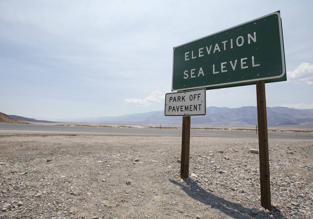 Un letrero que marca el nivel del mar se ve en el lado cerca del Inn en Furnace Creek en el Parque Nacional Death Valley, California, el jueves 26 de julio de 2018. Richard Brian Las Vegas Review- ...
