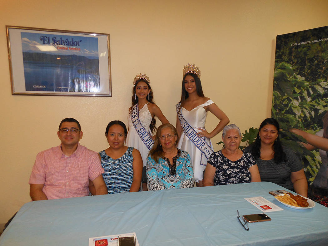 Las familias Hernández y Nevárez con dos jovencitas representantes de la belleza salvadoreña (de pie) durante evento centroamericano. El 28 de julio de 2018, en el consulado de El Salvador. Fot ...