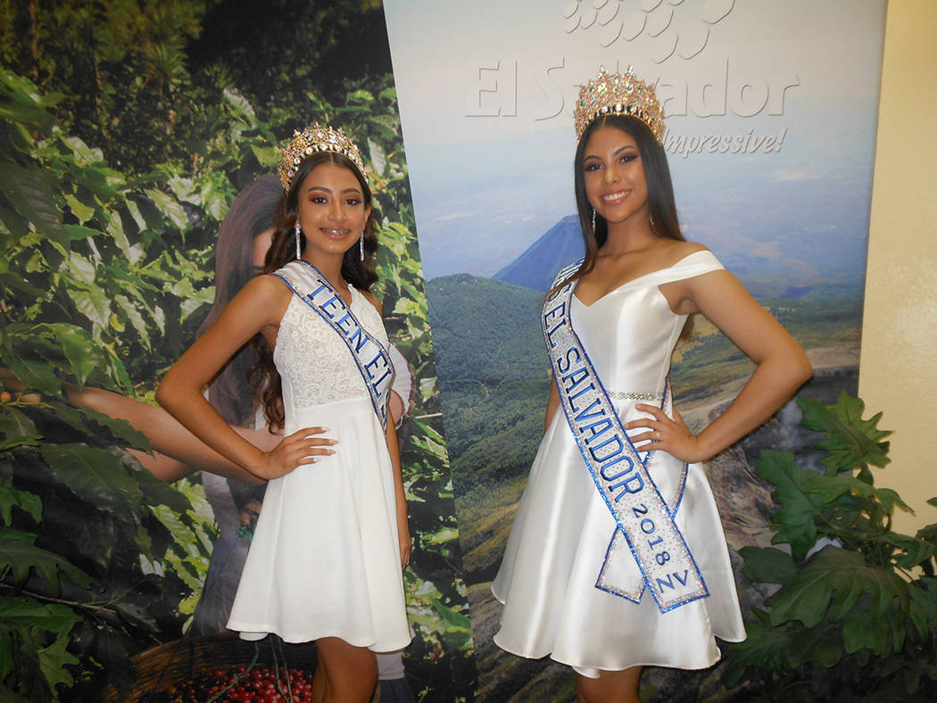 Emely Hernández, Miss Teen El Salvador Nevada 2018 (izquierda) y Mariel Valladares, Miss El Salvador Nevada 2018 – 2019, en evento centroamericano. El 28 de julio de 2018, en el consulado de El ...
