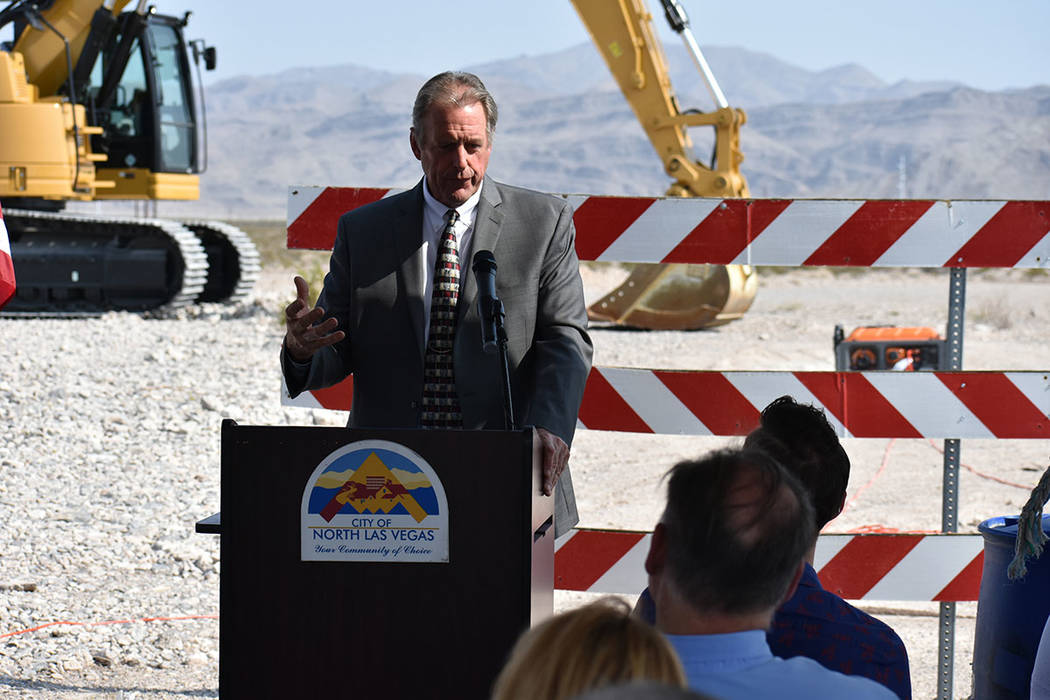 El alcalde de North Las Vegas, John Lee, dijo que este proyecto resolverá un problema de 20 años para llevar agua al Parque Industrial Apex. Martes 31 de julio en North Las Vegas. Foto Anthony A ...