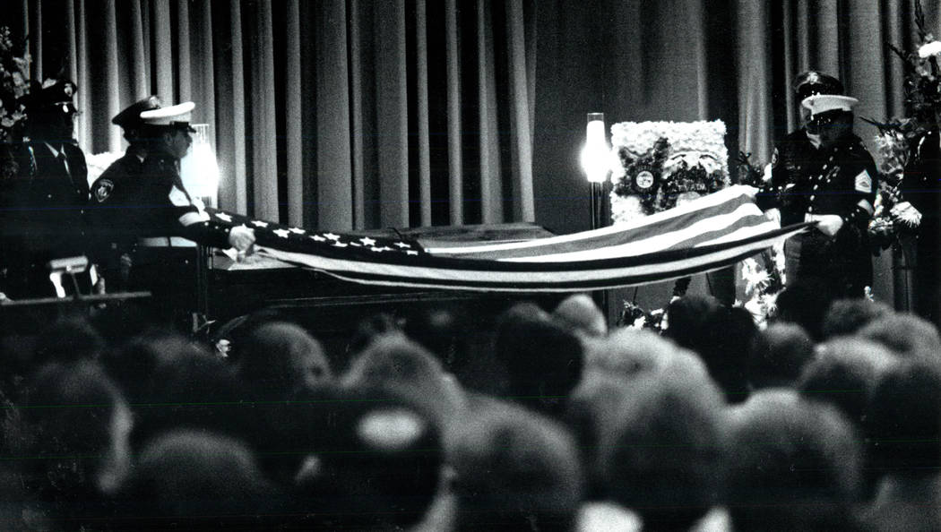 Los miembros de la Infantería de Marina doblan una bandera sobre el ataúd del agente del FBI asesinado John Bailey en Palm Mortuary en 1990. (Las Vegas Review-Journal foto de archivo)