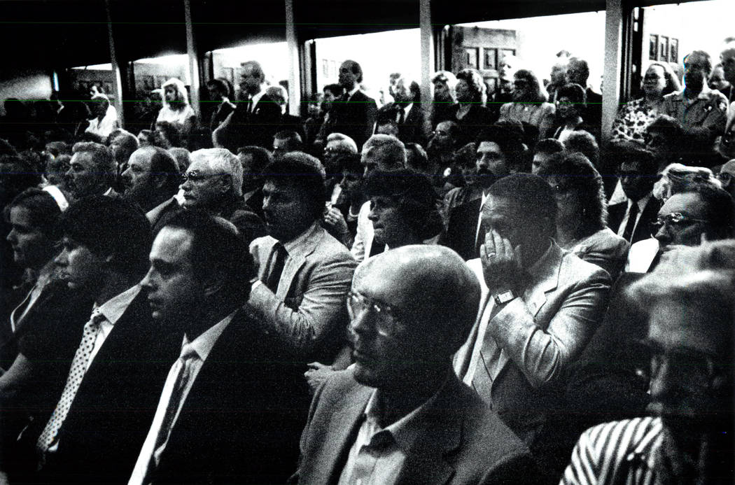Cientos se reúnen para mostrar sus respetos al asesinado agente del FBI John Bailey durante su funeral en 1990. (Las Vegas Review-Journal foto de archivo)