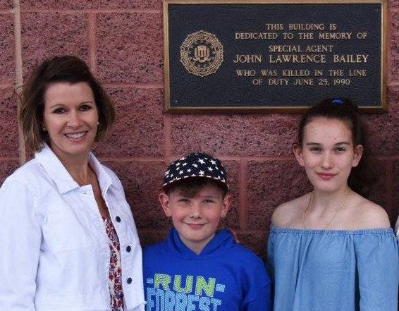 Una foto de la hija del agente especial John Bailey y sus nietos frente al edificio del FBI en ...