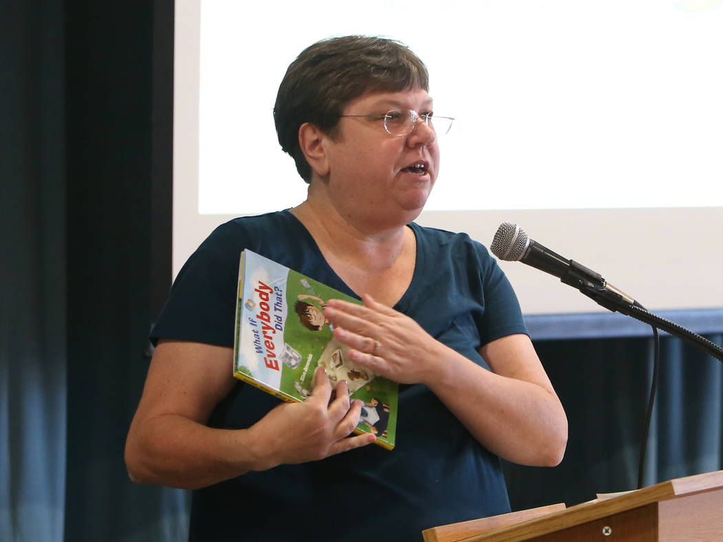La presidenta de la Junta de Directores Escolares del Distrito Escolar del Condado de Clark, Deanna Wright, lee una historia a los estudiantes de la Escuela Primaria Gordon McCaw durante el evento ...