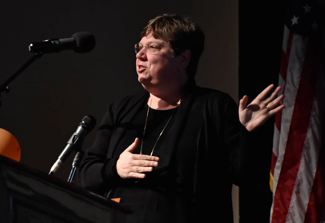 La presidenta de la Junta de Síndicos, Deanna Wright, habla durante la presentación del estado de las escuelas en Legacy High School el miércoles 21 de marzo de 2018 en Las Vegas. (David Becker ...