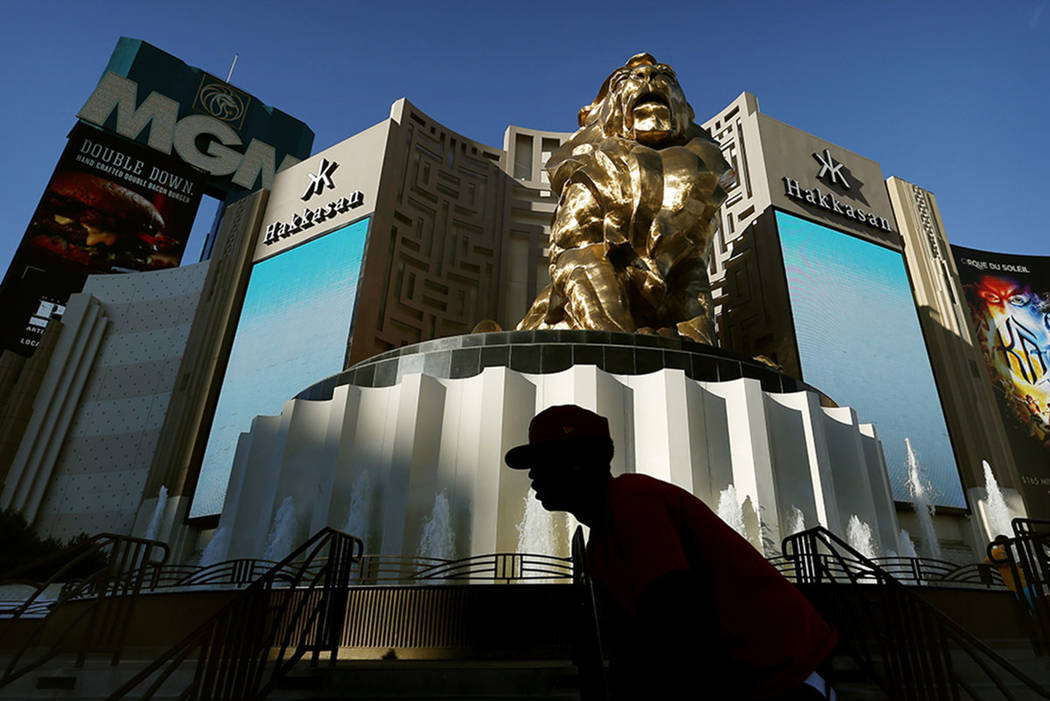 Un hombre monta su bicicleta más allá del hotel y casino MGM Grand en Las Vegas en 2015. (The Associated Press)