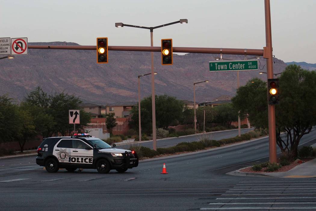 La policía de Las Vegas está investigando un accidente fatal cerca de Town Center y West Flamingo la madrugada del viernes 3 de agosto de 2018. (Max Michor / Las Vegas Review-Journal)