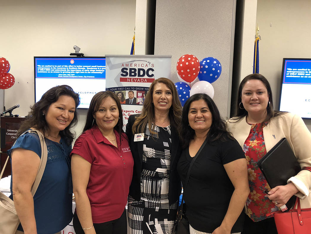 Anabel Navarro (al centro) consultora de SBDC, acompañada de pequeñas empresarias hispanas en la apertura del nuevo “Nevada Business Development Services”. Primero de agosto de 2018, en UNLV ...