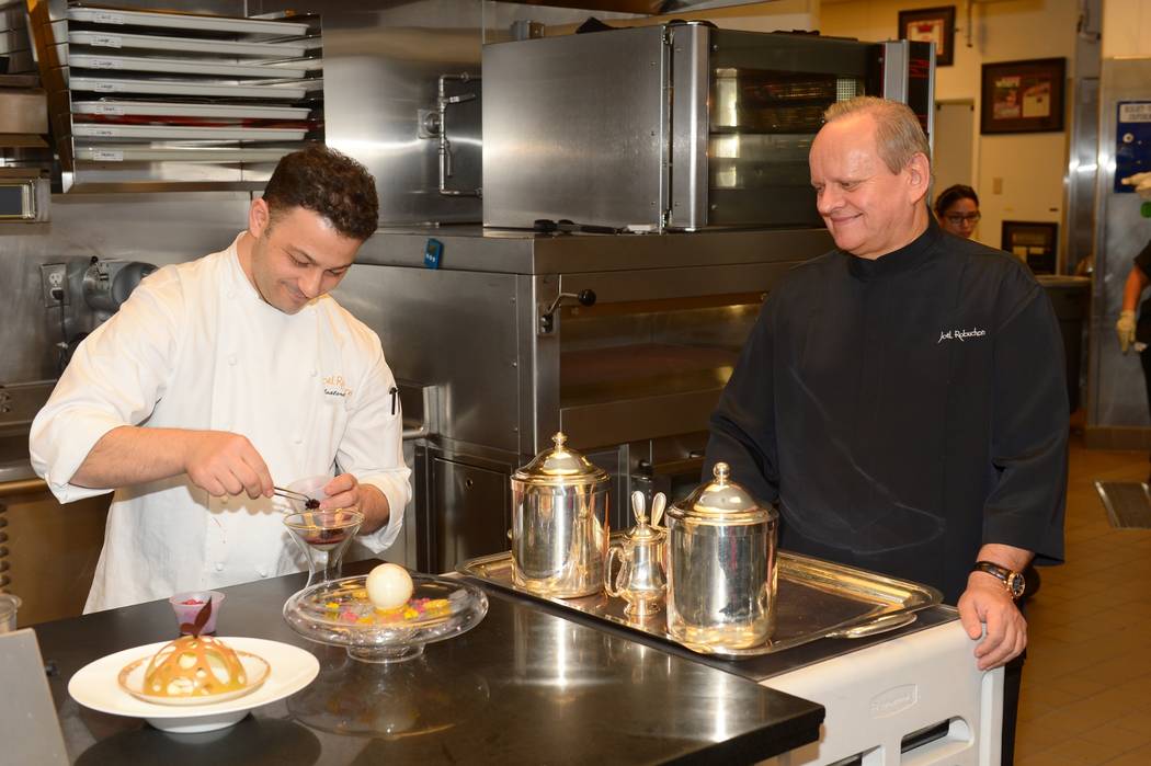 En la cocina con Joёl Robuchon, en Joёl Robuchon en el hotel MGM de Las Vegas. (Bryan Steffy.)