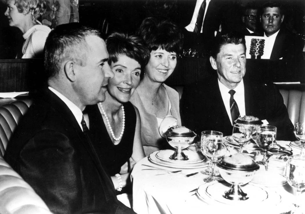 Ronald Reagan y su esposa Nancy con Nev. El gobernador Paul Laxalt y su esposa Jackie en Lake Tahoe en 1966. (Museo del estado de Nevada)