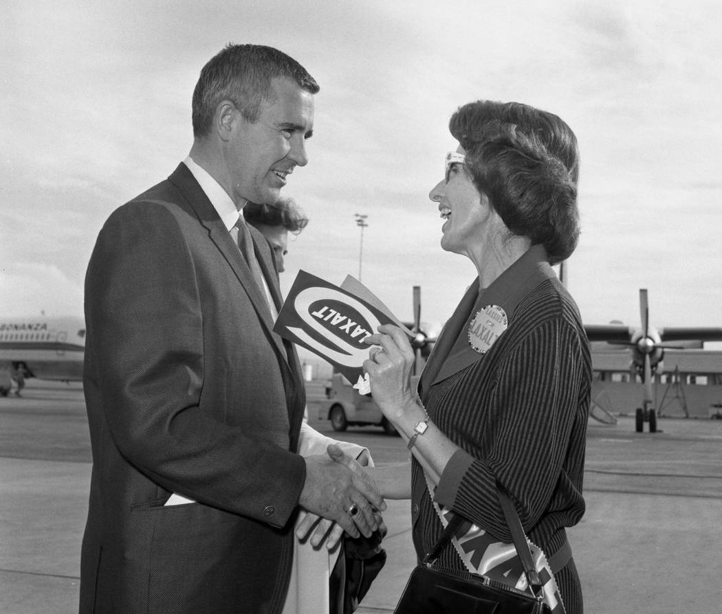 El gobernador Paul Laxalt es recibido por alrededor de 100 mujeres en la organización electoral "Lassies for Laxalt" cuando llega al aeropuerto internacional McCarran en 1966. (Foto de archivo La ...