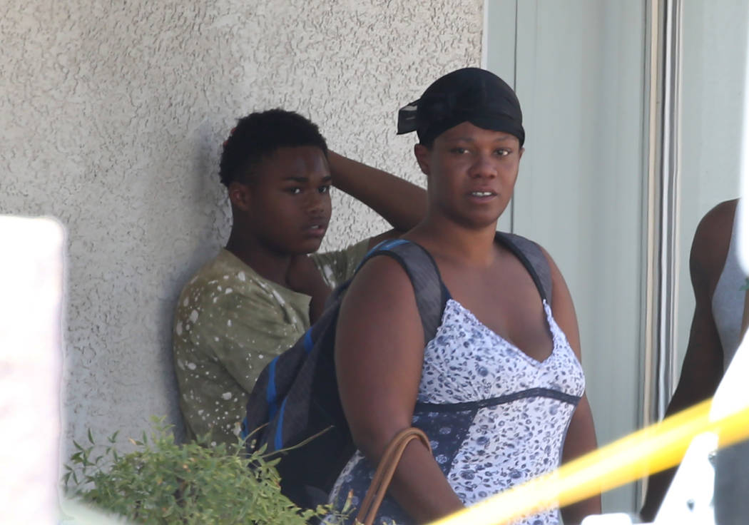 Los residentes de Kensington Suites en la cuadra 2200 de West Bonanza Road miran mientras la policía de Las Vegas está investigando un tiroteo que involucró a un oficial, el lunes 6 de agosto d ...