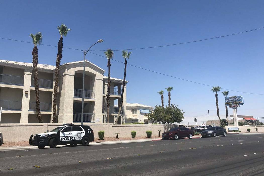 La policía de Las Vegas se encuentra en la escena de un tiroteo en Kensington Suites en la cuadra 2200 de West Bonanza Road, el lunes 6 de agosto de 2018. Es el tercer tiroteo relacionado con el ...