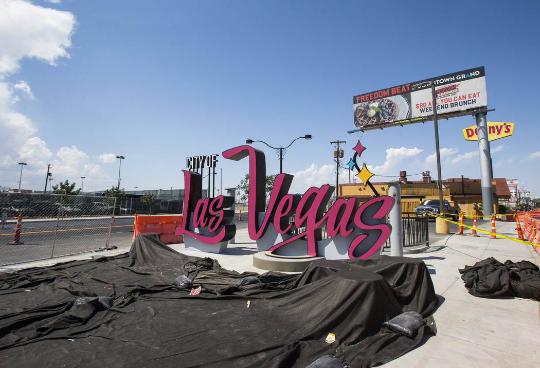 Un cartel con el logotipo de la Ciudad de Las Vegas que debutó originalmente en 2016 se muestra en construcción en la intersección donde Las Vegas Boulevard se divide en Main Street, en el cent ...
