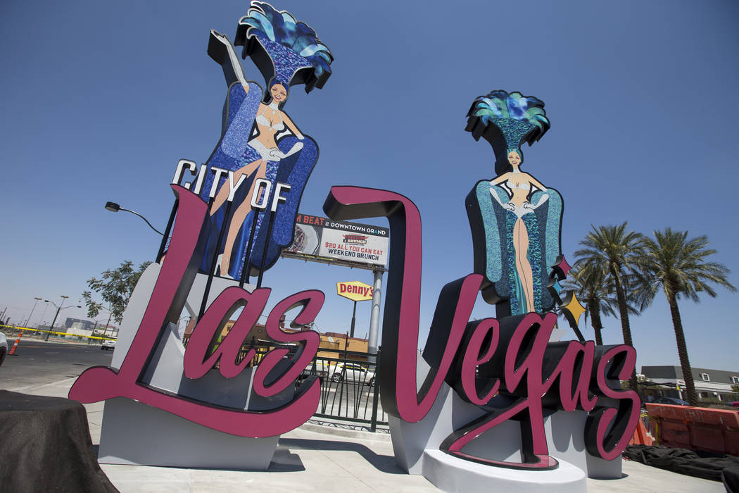 El lunes 6 de agosto de 2018 se construyó una nueva señal de la ciudad de Las Vegas, con dos bailarinas y una mesa de ruleta, en la esquina de Las Vegas Boulevard y Main Street, en el centro de ...