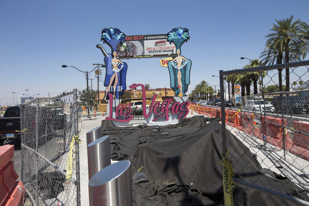 El lunes 6 de agosto de 2018 se construyó una nueva señal de la ciudad de Las Vegas, con dos bailarinas y una mesa de ruleta, en la esquina de Las Vegas Boulevard y Main Street, en el centro de ...