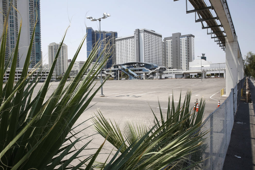 Una propiedad vacante al lado del SLS Las Vegas en la esquina de Sahara Avenue y Paradise Road fotografiada el martes 31 de julio de 2018 en Las Vegas. La sede central de la Asociación Mundial de ...