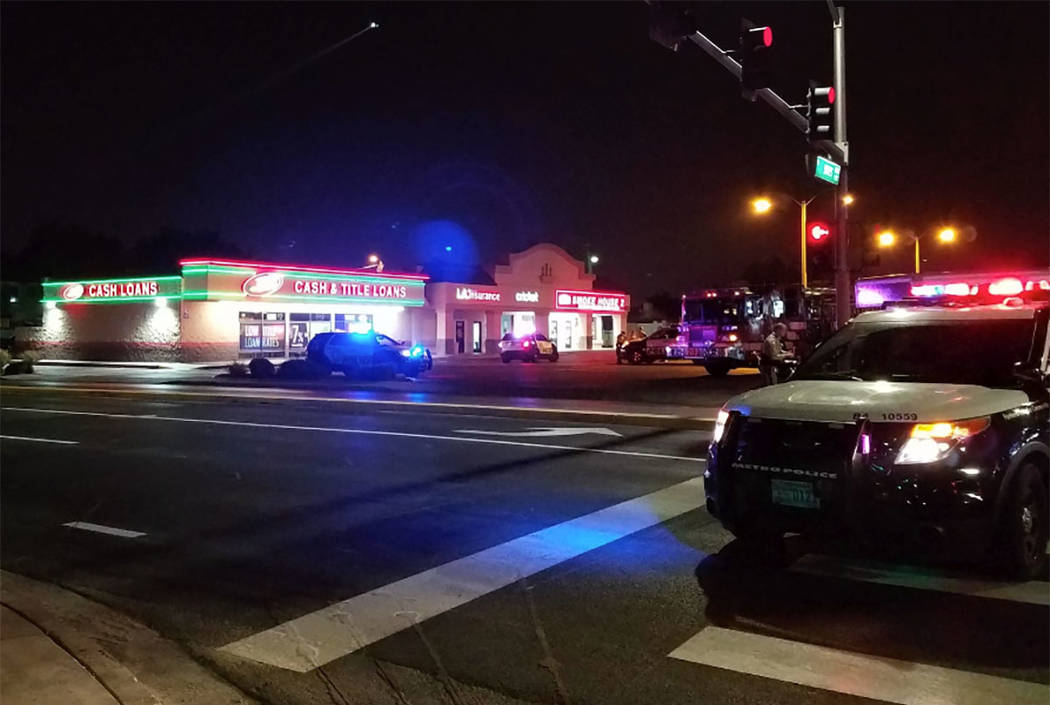 La policía de Las Vegas investiga un tiroteo involucrado con un oficial en un área residencial en Saylor Way, cerca de Jones Boulevard y Vegas Drive, el 5 de agosto de 2018. (Mike Shoro / Las Ve ...