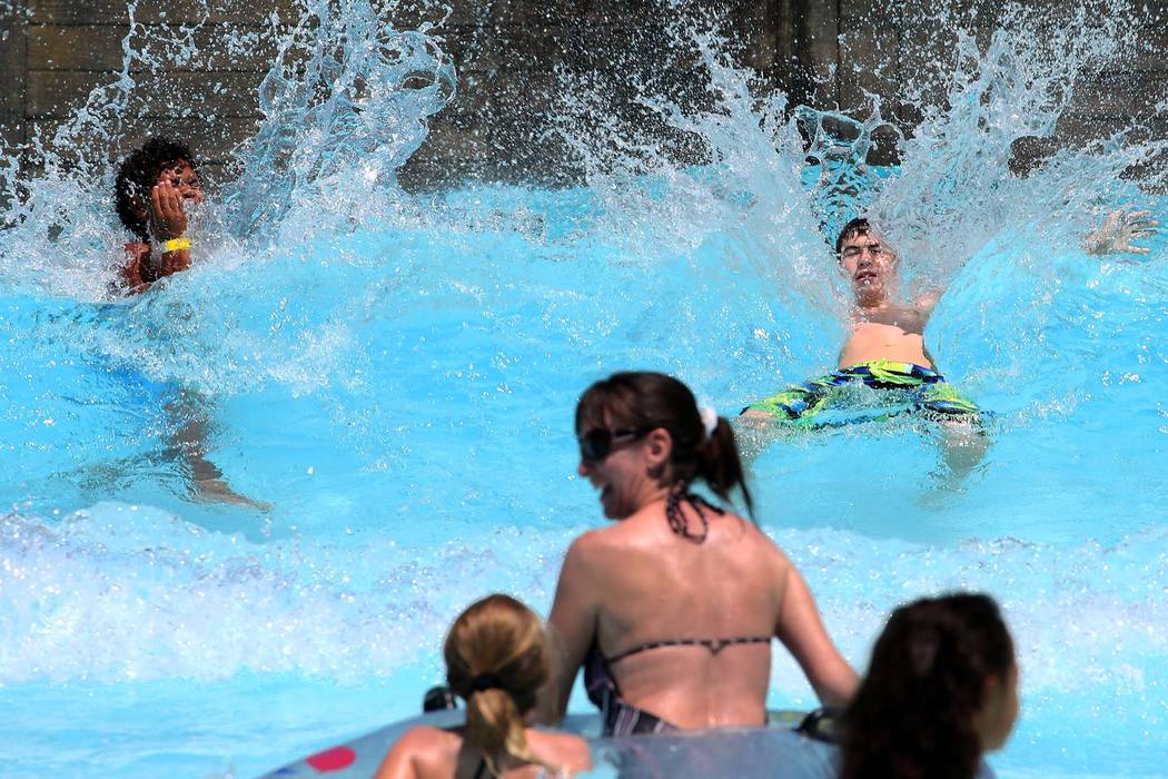 Los visitantes de Parkgoers juegan en Surf-A-Rama Wave Pool en Cowabunga Bay Park en Henderson. (Bizuayehu Tesfaye / Las Vegas Review-Journal) @bizutesfaye