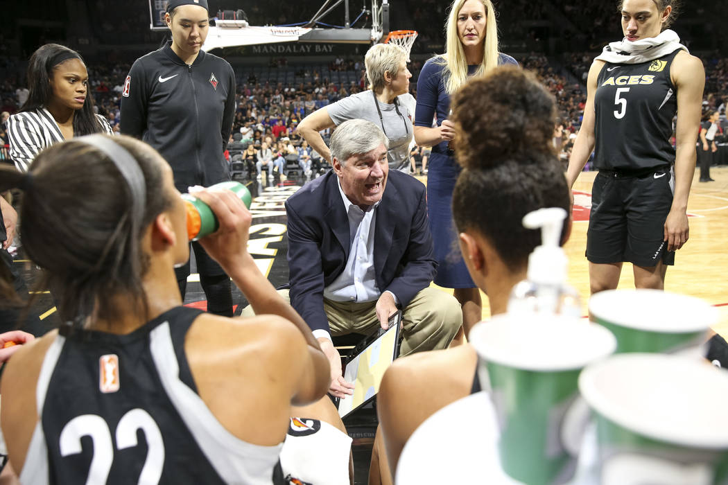 El entrenador en jefe de Las Vegas Aces, Bill Laimbeer, centro, habla con sus jugadoras durante un tiempo fuera contra Phoenix Mercury en la primera mitad de un partido de baloncesto de la WNBA en ...