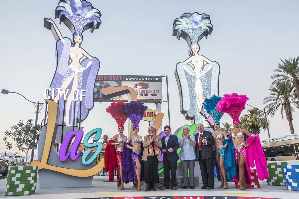 La alcaldesa de Las Vegas, Carolyn Goodman, tercera desde la izquierda, Chris Fiumara, vicepresidente y gerente general de Stratosphere, el concejal Bob Coffin y el ex alcalde de Las Vegas, Oscar ...