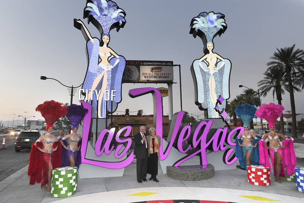 El presidente del Comité Organizador de LVCVA, Oscar B. Goodman, y la alcaldesa de Las Vegas, Carolyn Goodman, posan para las fotos mientras se inaugura un nuevo letrero de Las Vegas el martes 7 ...