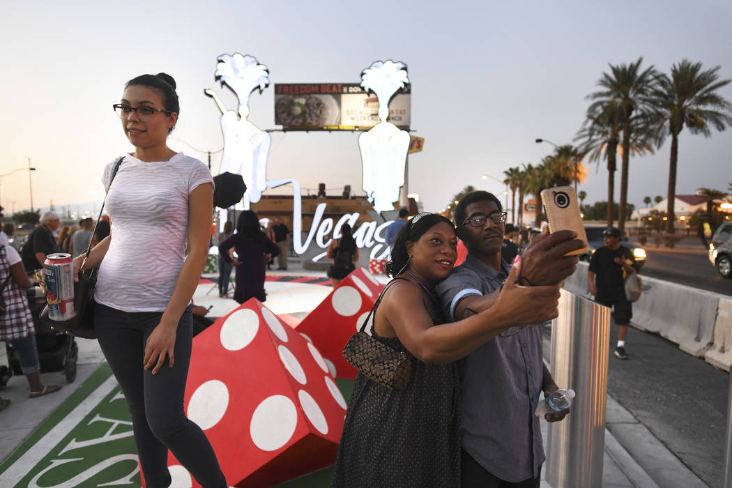 Los transeúntes se toman selfies y fotos mientras inauguran un nuevo letrero de Las Vegas el martes 7 de agosto de 2018. (Sam Morris / Las Vegas News Bureau)