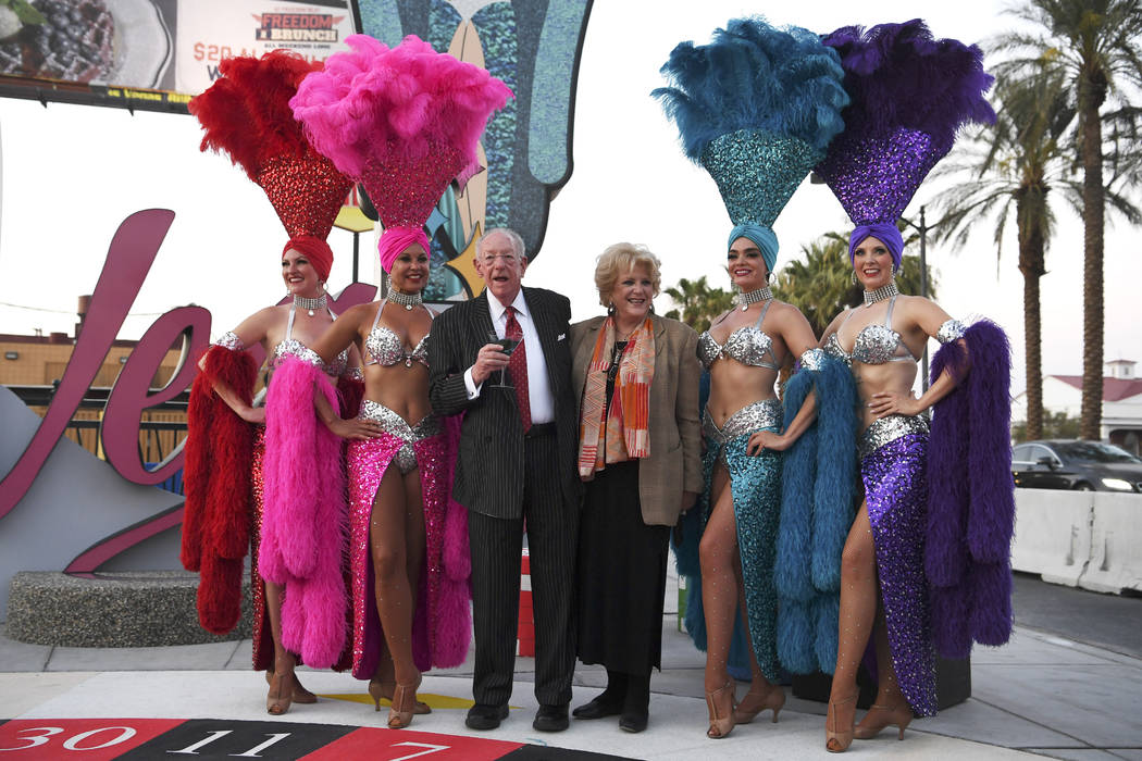 El presidente del Comité Organizador de LVCVA, Oscar B. Goodman, y la alcaldesa de Las Vegas, Carolyn Goodman, posan para las fotos mientras se inaugura un nuevo letrero de Las Vegas el martes 7 ...