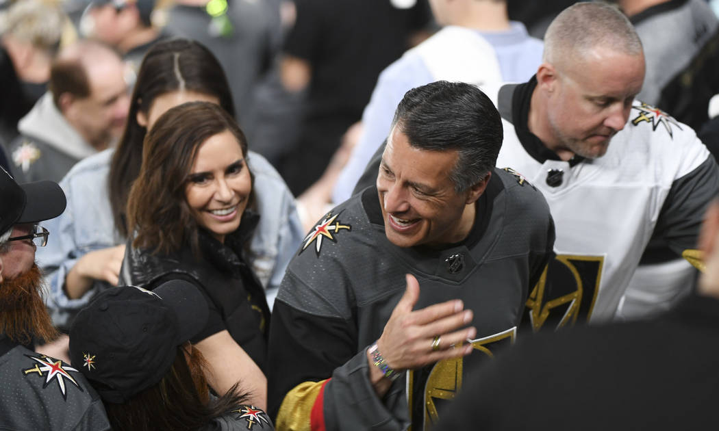El gobernador de Nevada Brian Sandoval y su prometida Lauralyn McCarthy, son recibidos mientras se dirigen al concurso entre el segundo y tercer período del Juego 2 de una serie de playoffs de pr ...