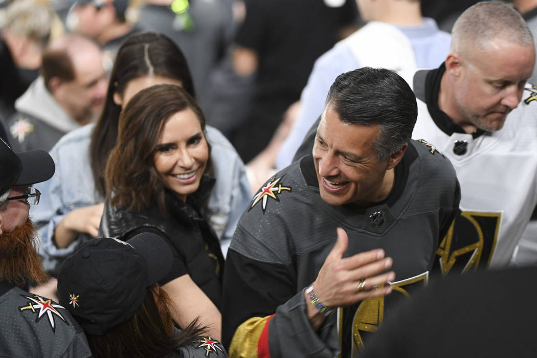 El gobernador de Nevada, Brian Sandoval, con su prometida Lauralyn McCarthy, son saludados mientras se dirigen al concurso entre el segundo y tercer período del Juego 2 de una serie de playoffs d ...