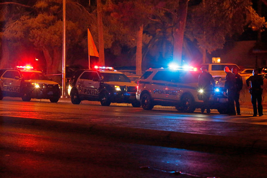 La policía de Las Vegas investiga un tiroteo que involucró a un oficial cerca de un complejo de apartamentos en la cuadra 5300 de East Tropicana Avenue en Las Vegas, el miércoles 8 de agosto de ...
