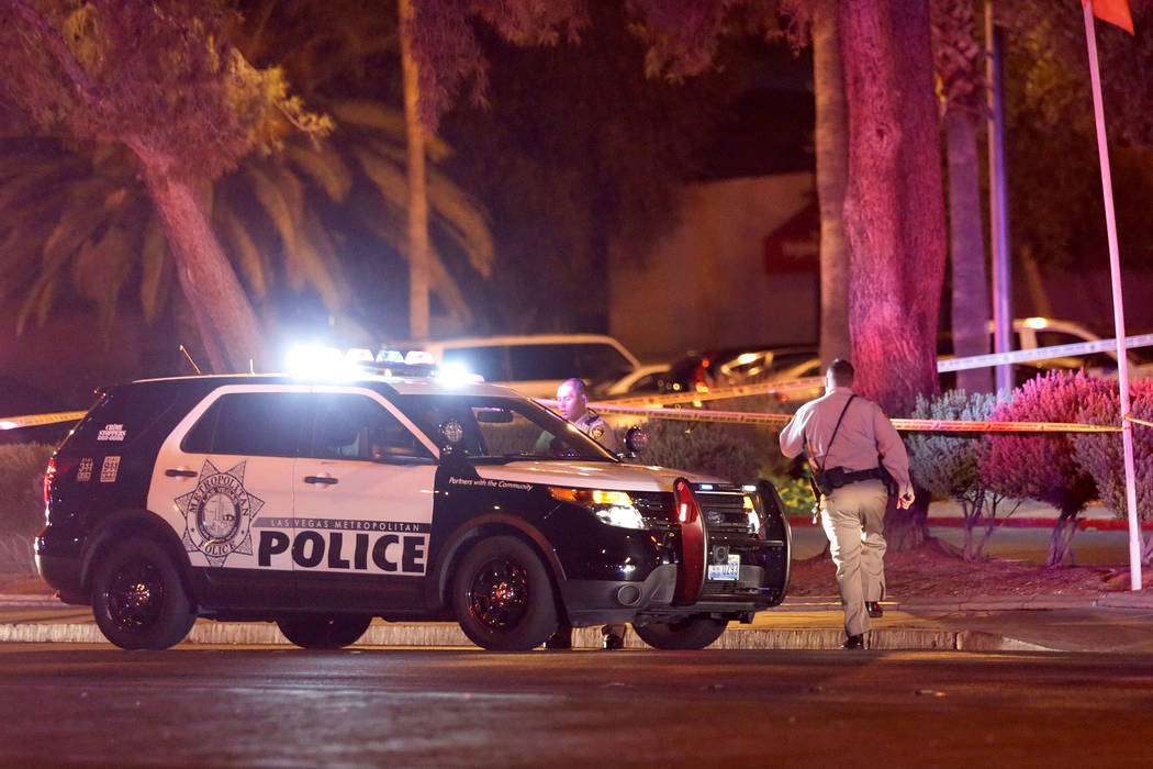 La policía de Las Vegas investiga un tiroteo que involucró a un oficial cerca de un complejo de apartamentos en la cuadra 5300 de East Tropicana Avenue en Las Vegas, el miércoles 8 de agosto de ...