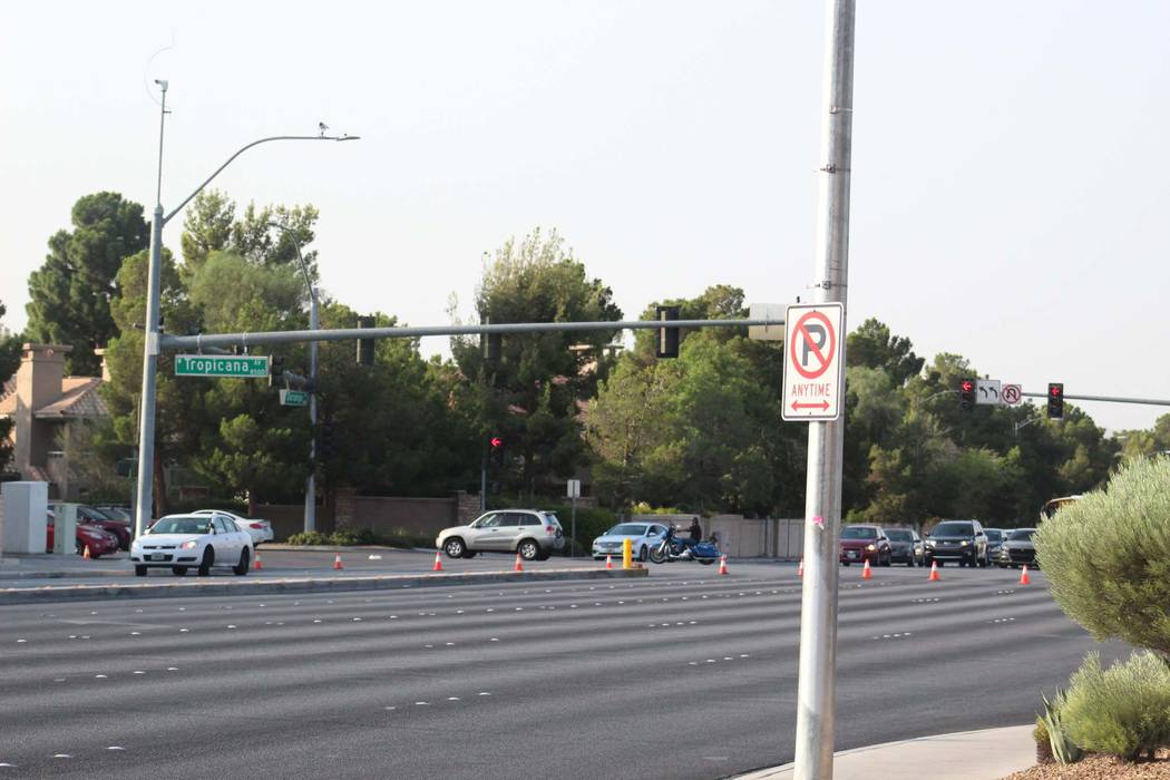 Durango Drive entre Tropicana Avenue y Peace Way, en el oeste de Las Vegas se cerró cuando la policía investigó un accidente de volcadura, el jueves 9 de agosto de 2018. (Max Michor / Las Vegas ...