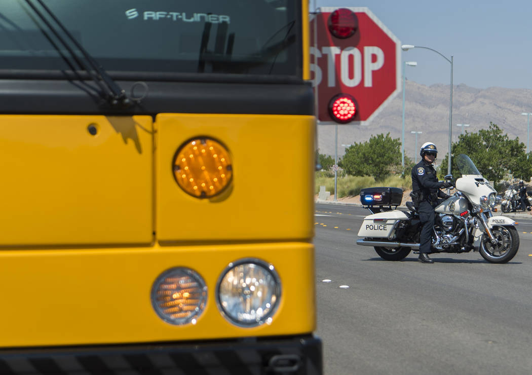 El Departamento de Policía del Distrito Escolar del Condado de Clark sostiene una simulada parada de tráfico en Centennial High School en Las Vegas, el lunes, 6 de agosto de 2018. (Marcus Villag ...