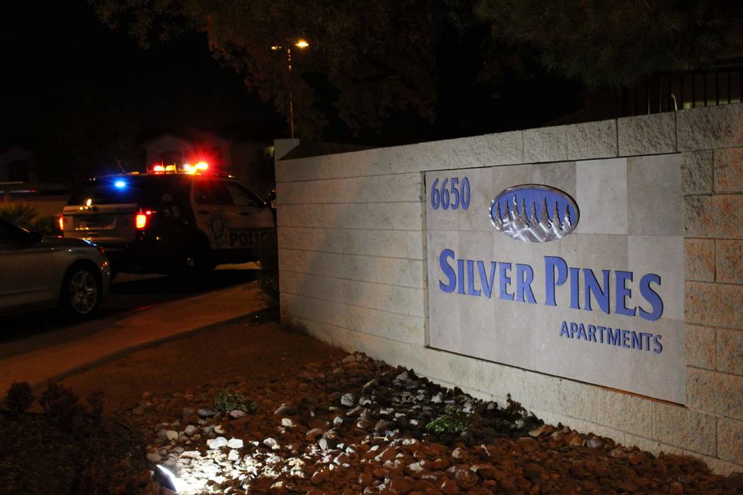 Un hombre sufrió una herida mortal de bala el domingo 1 de agosto de 2018 en Silver Pines Apartments. (Max Michor / Las Vegas Review-Journal)